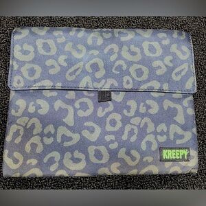 Smell proof wristlet